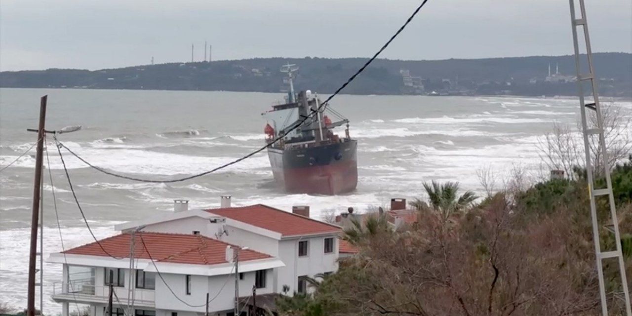 Sarıyer Açıklarında Karaya Oturan Komor Adaları Bayraklı Kargo Gemisinin Bekleyişi Sürüyor
