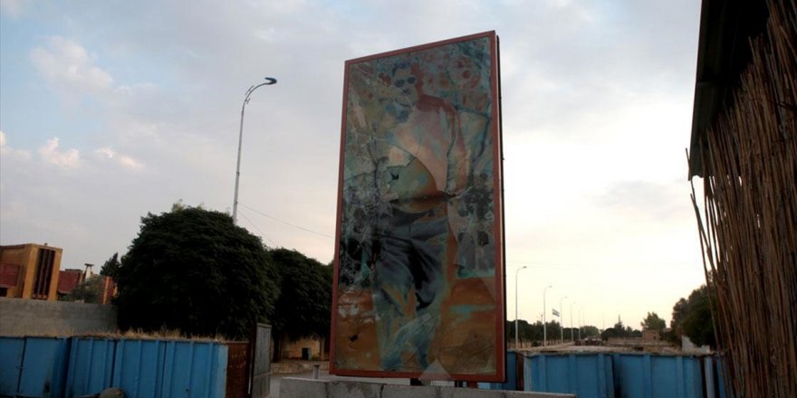 Tahrip Ettikleri Hastaneye Terörist başının Posterini asmışlar