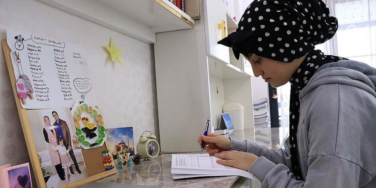 Depremde Kaybettiği Babasına Verdiği Sözü Yerine Getirerek İstediği Liseyi Kazandı