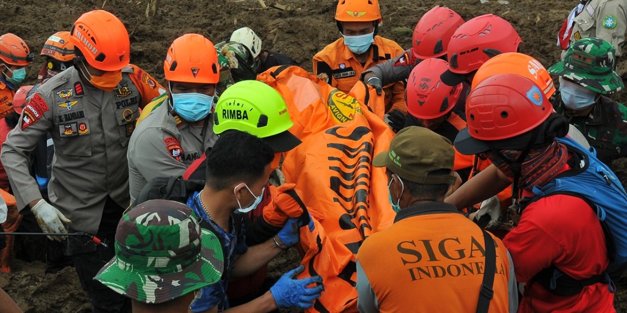 Endonezya'daki Toprak Kaymasında Ölü Sayısı 85'e Yükseldi