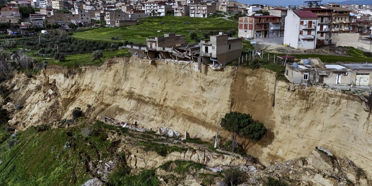 İtalya'da Toprak Kayması Yaşanan İlçede Yüksek Risk Sebebiyle Belirsizlik Sürüyor