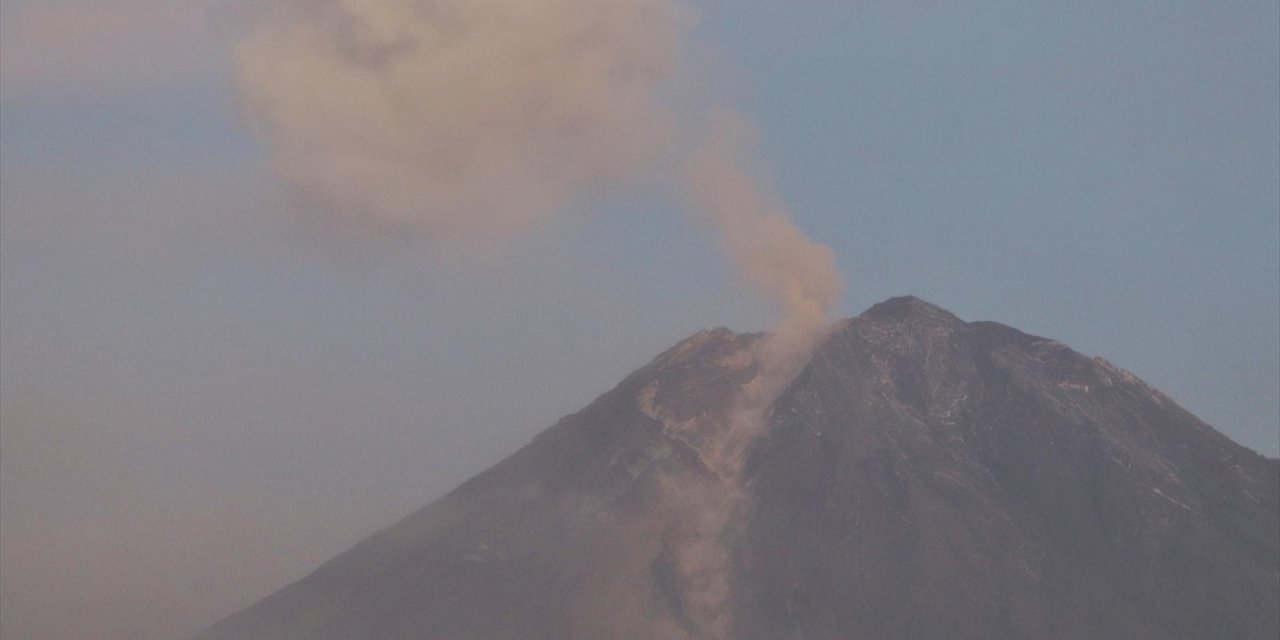 Endonezya'daki Semeru Yanardağı'nda 3 Saatte 7 Patlama Meydana Geldi