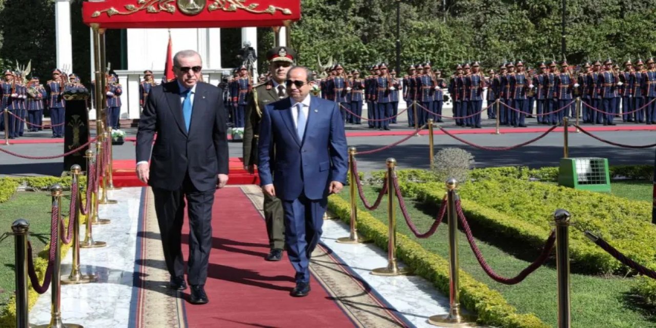 Cumhurbaşkanı Erdoğan Mısır'da! Sisi, Kırmızı Halıda Karşıladı