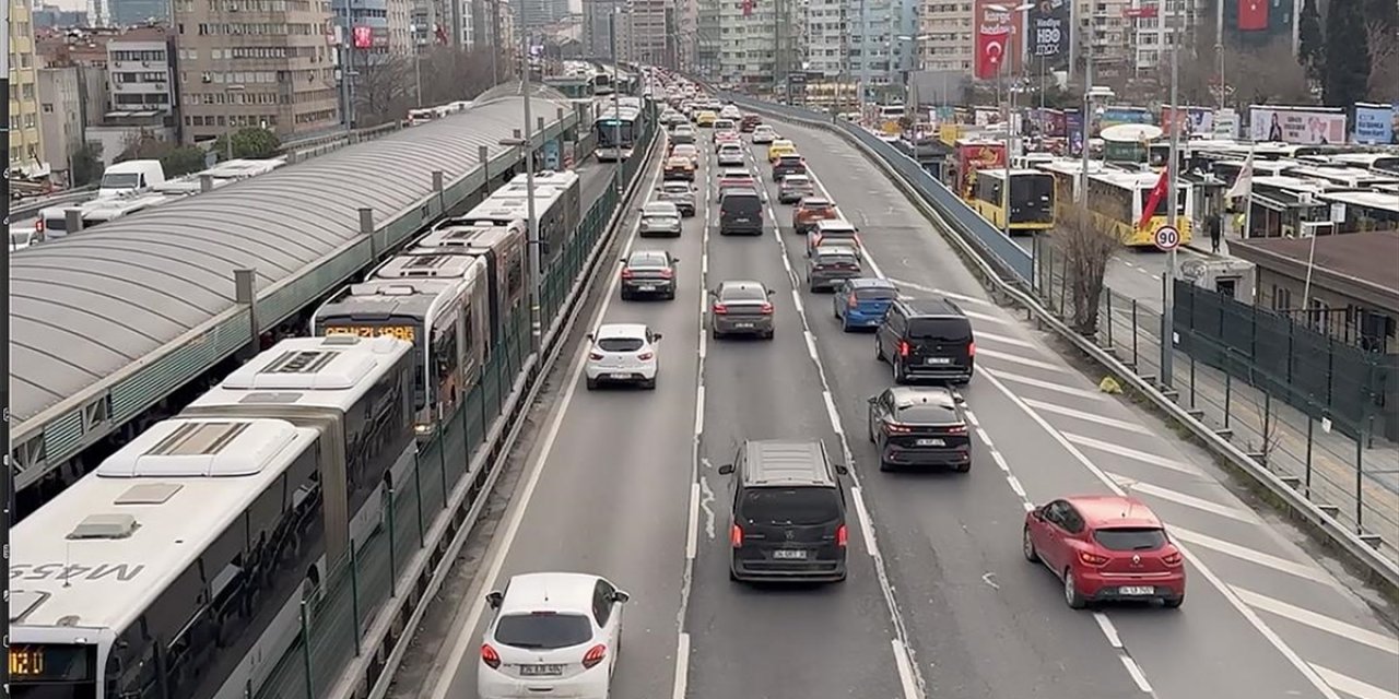 İstanbul'da Bazı Bölgelerde Trafik Yoğunluğu Yaşanıyor