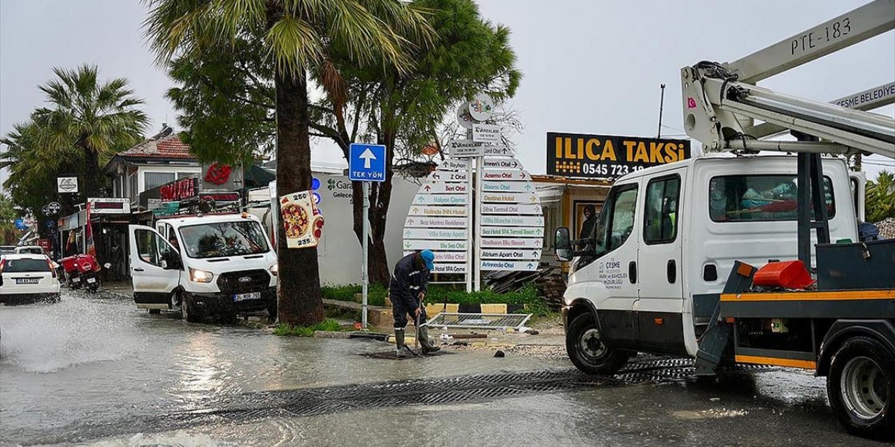İzmir'in Çeşme İlçesinde Sağanak Hayatı Olumsuz Etkiledi