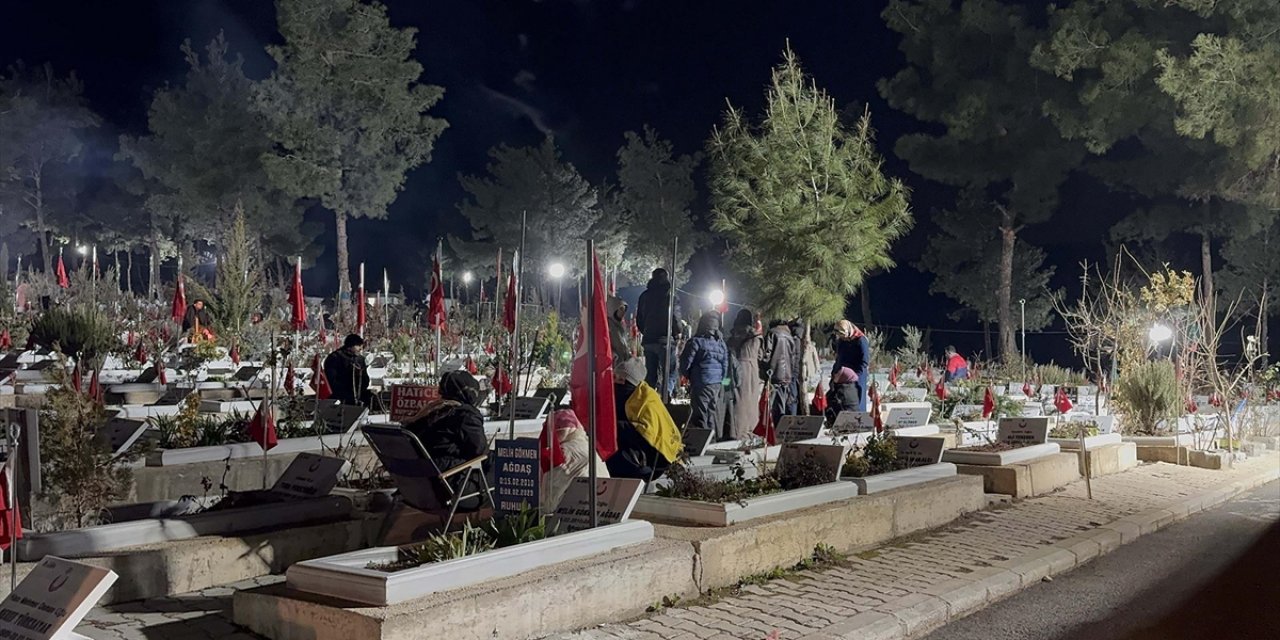Kahramanmaraş'ta Depremlerin Üçüncü Yılında Mezarlık Ziyaretleri Geceden Başladı