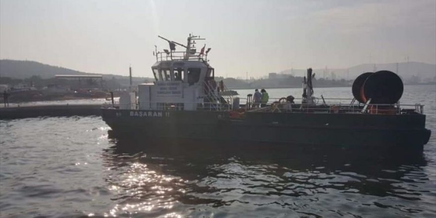 İzmir'de denize petrol türevi atıklar sızdı
