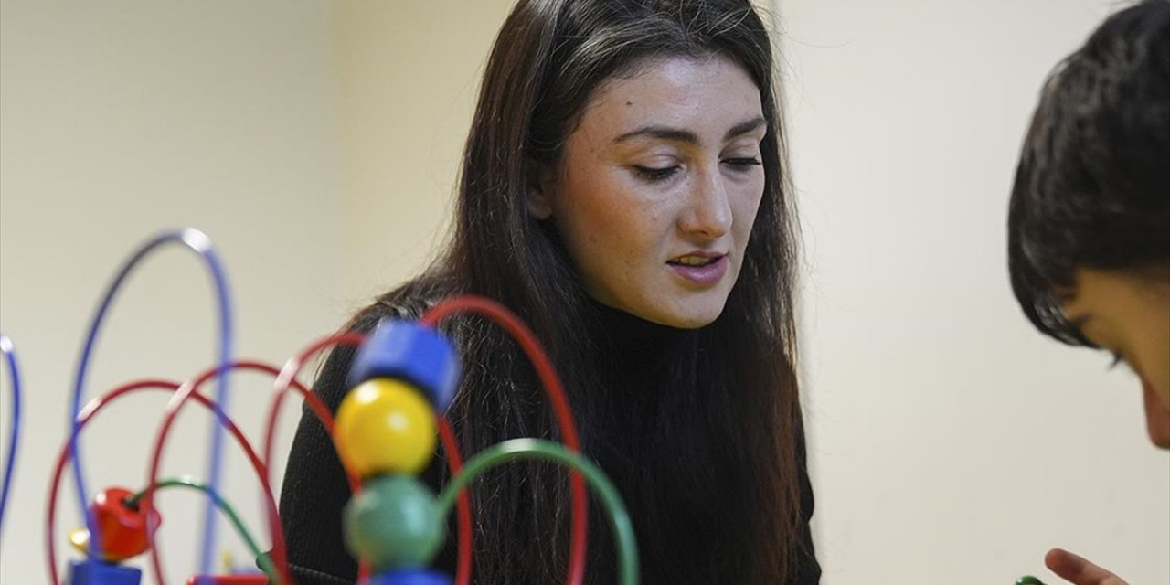 Depremde Kızını Kaybeden Öğretmen, Evlat Acısını Özel Gereksinimli Öğrencilerle Hafifletiyor