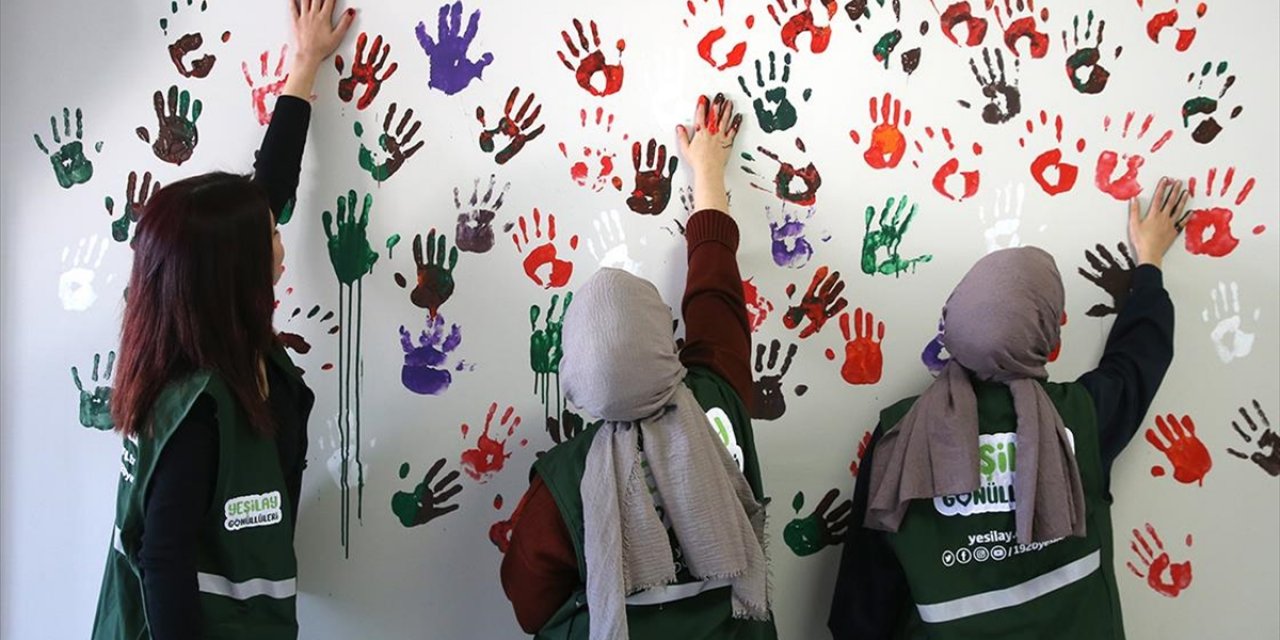 Yeşilay Gönüllüleri "Bağımsızlık Duvarı"yla Bağımlılığa "Dur" Diyor