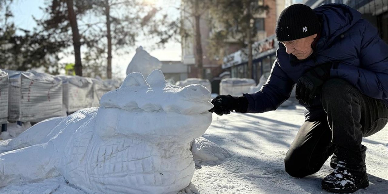 Kazakistan'da Restoran Hizmetlisi Şaymerdenov, Sanat Yeteneğini Kardan Heykellerle Sergiliyor