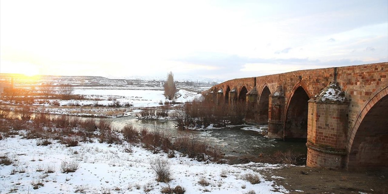 Erzurum'da Çevresi Karla Kaplanan 728 Yıllık Tarihi Köprü Güzel Görüntü Oluşturdu