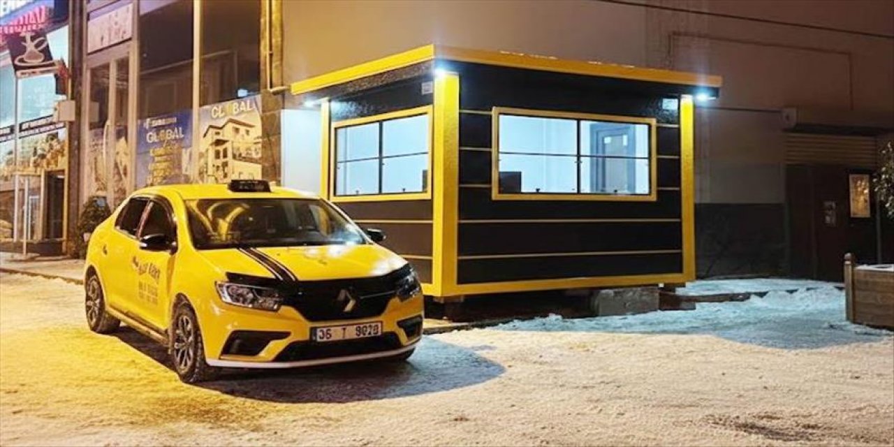 Karmod, Kars'ta Üç Ayrı Nokta İçin Taksi Durağı Kabinleri Üretti