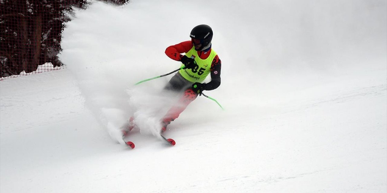 Sarıkamış'ta Berkin Usta Sezonu Alp Disiplini Kayak Yarışları Başladı