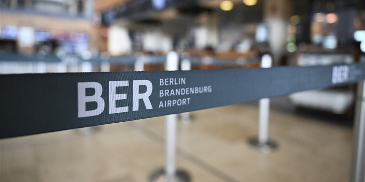 Berlin Brandenburg Havalimanı'nda Buzlanma Nedeniyle Uçuşlar Yeniden Durduruldu