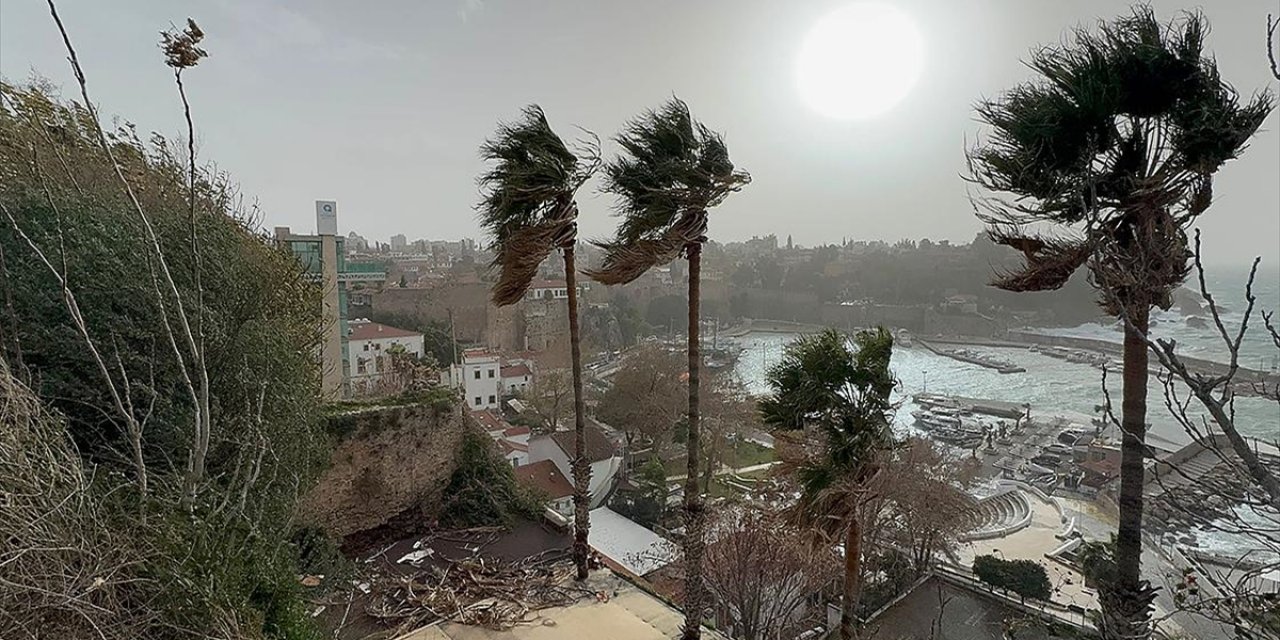 Meteorolojiden Doğu Karadeniz ve Batı Akdeniz'in Batısı İçin Fırtına Uyarısı