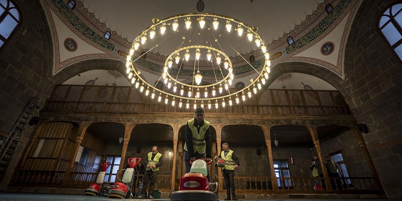 Erzurum'da Kırsal ve Merkezdeki Camiler Ramazana Özel Temizleniyor