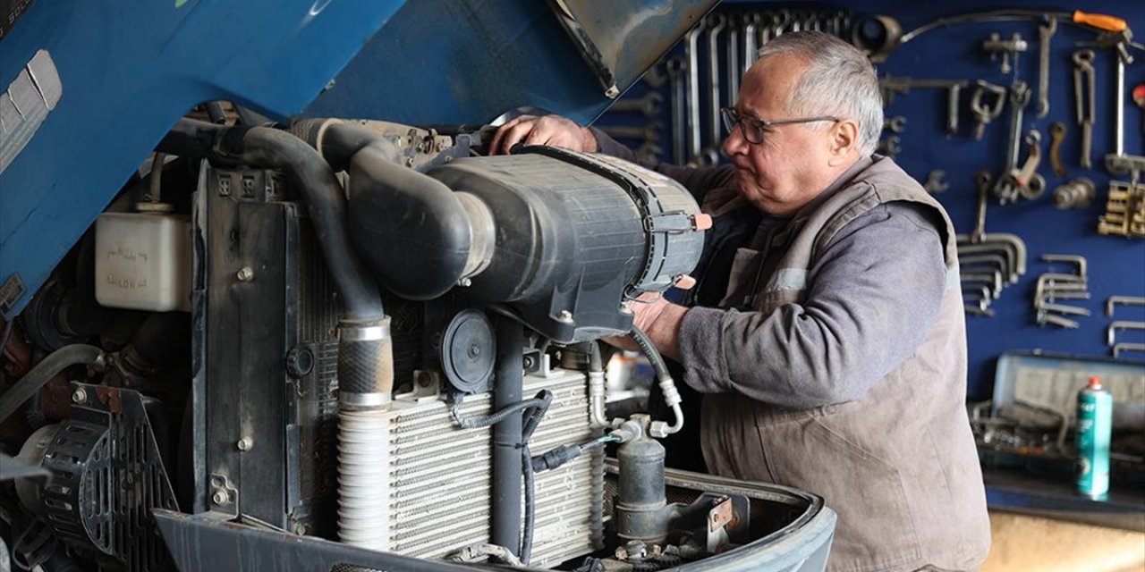 Yarım Asrı Aşkın Süredir Traktör Tamiri Yapıyor