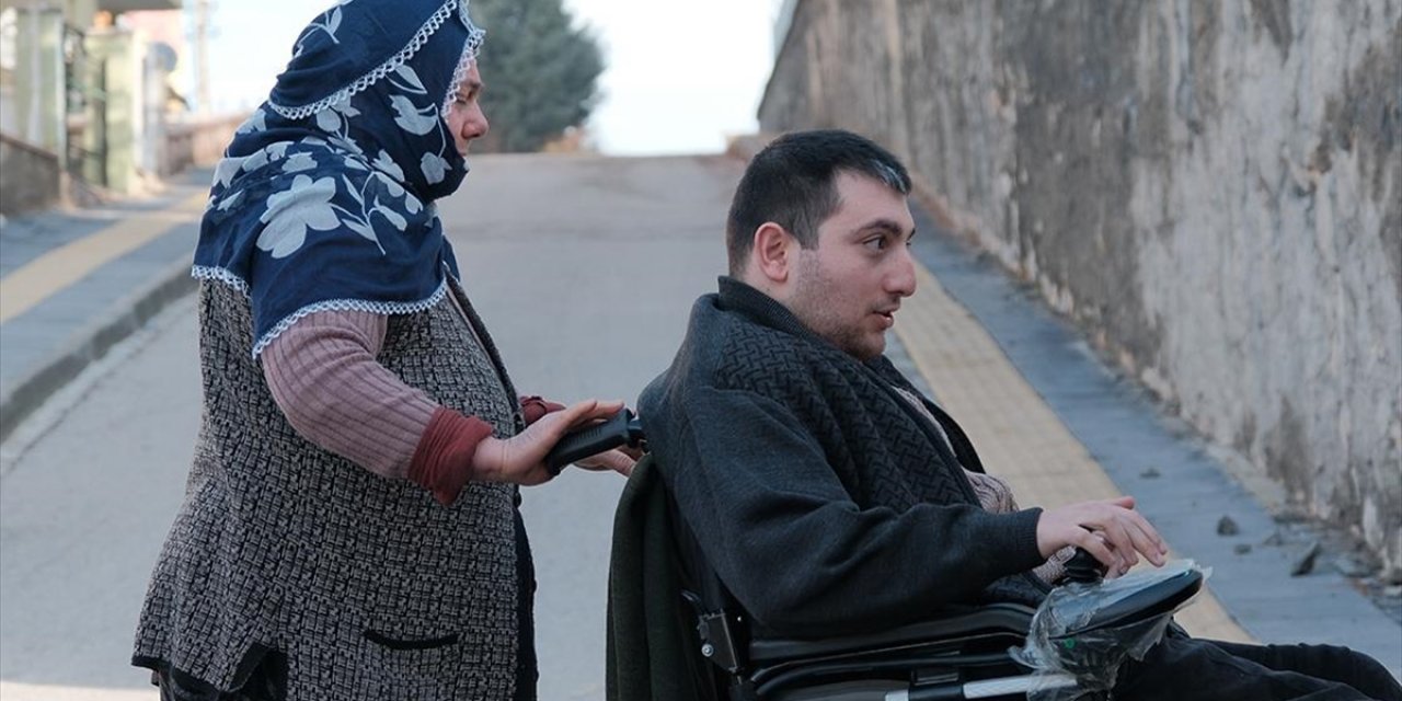 Fedakar Anne Hayatını Adadığı Engelli Oğlunun Eli Ayağı Oluyor