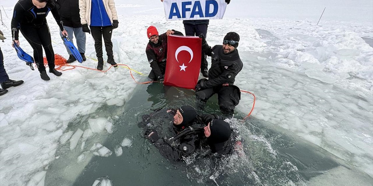 Akademisyen ve Öğrenciler Dondurucu Soğukta Buzla Kaplı Çıldır Gölü'ne Daldı