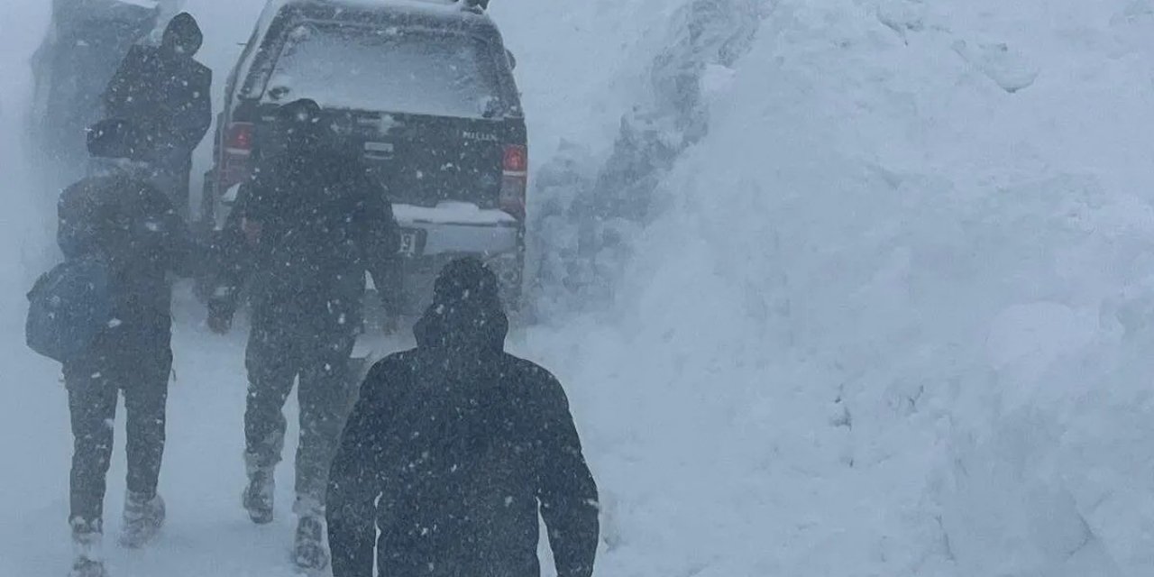Sivas'ta Karda Aracıyla Mahsur Kalan Kişi Kurtarıldı