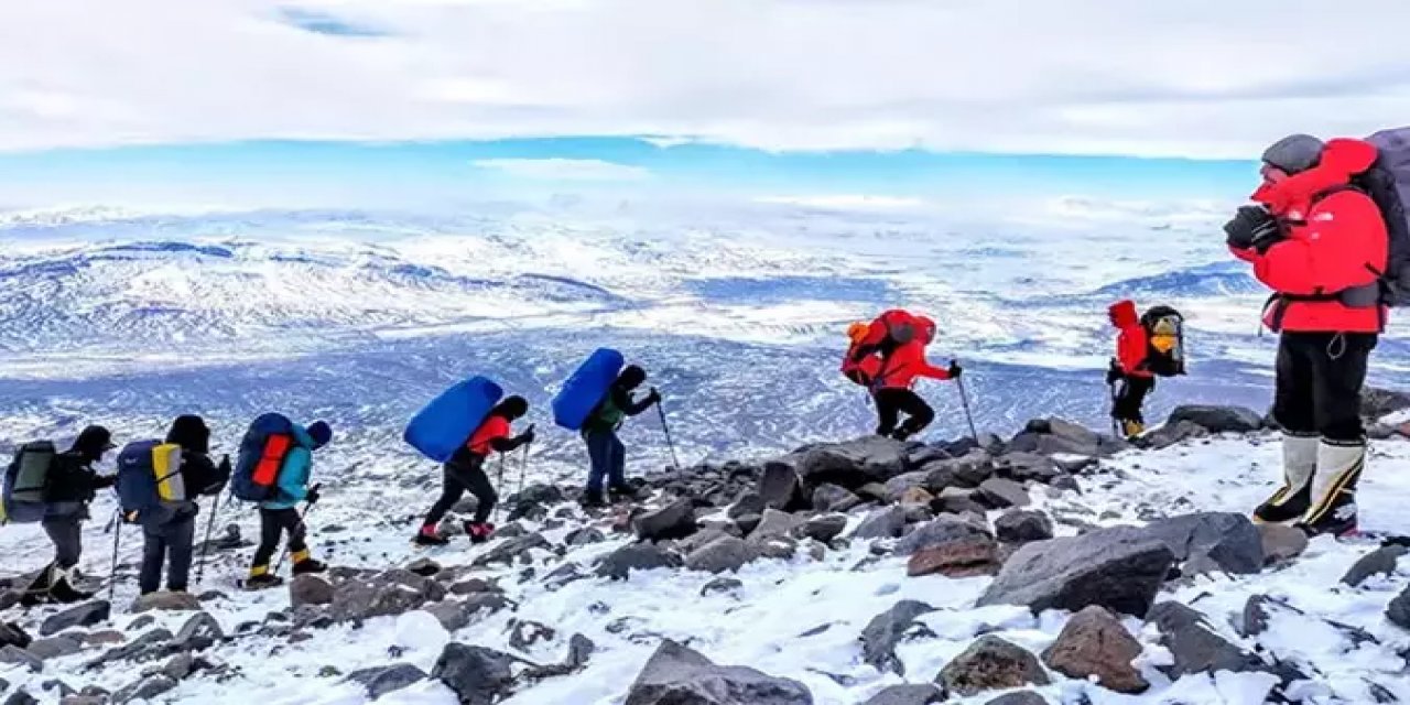 Ağrı Dağı'na Zirve Yapmak İsteyen Dağcıları Kar ve Tipi Engeli