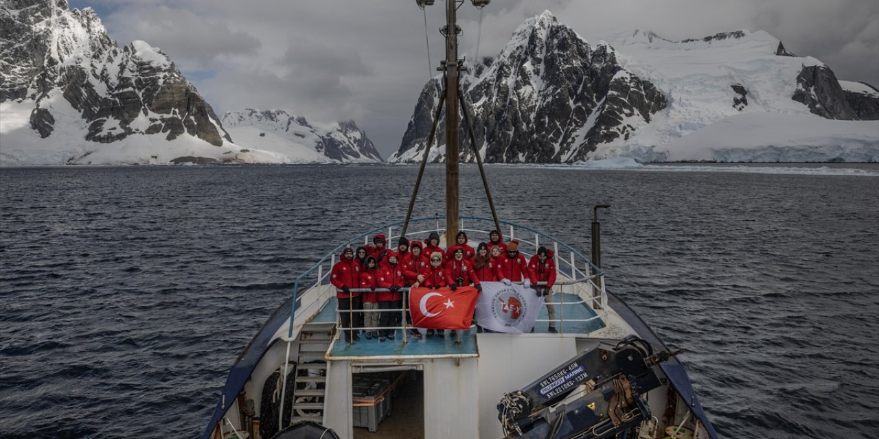 Türk Bilim İnsanları 10. Kez Beyaz Kıta’daki Evleri Türk Bilimsel Araştırma Kampı'na Ulaştı