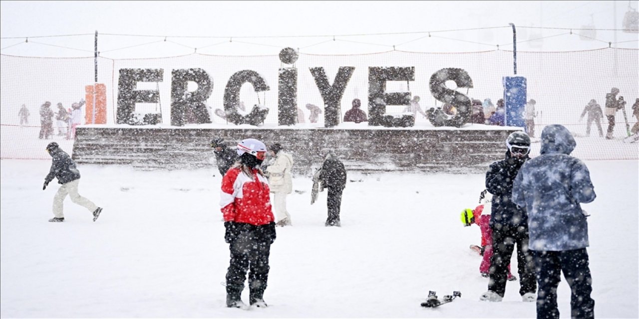 Erciyes'te Pistler Hafta Sonu Kayakseverlerle Doldu