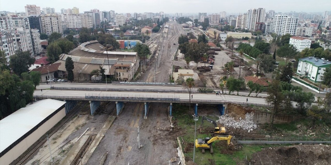 Adana'da Kasım Gülek Köprüsü'nün Yıkımına Başlandı