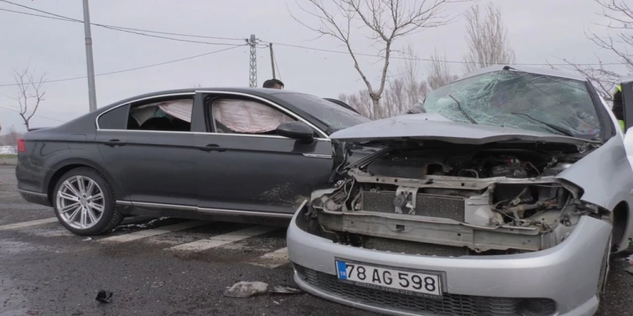 Feci Kaza! Otomobiller Çarpıştı: Ölü ve Yaralılar Var