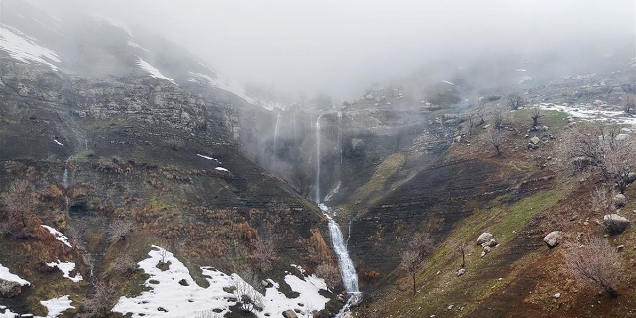 Hakkari'de Karların Erimesiyle Akmaya Başlayan Şelaleler Dronla Görüntülendi
