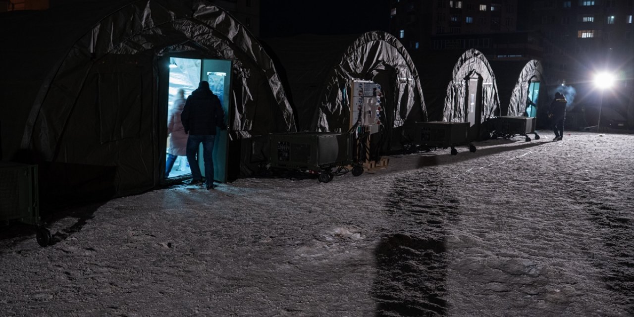 Ukrayna Devlet Başkanı Zelenskiy, Kiev'de 1400'den Fazla Apartmanın Isıtmasız Kaldığını Bildirdi