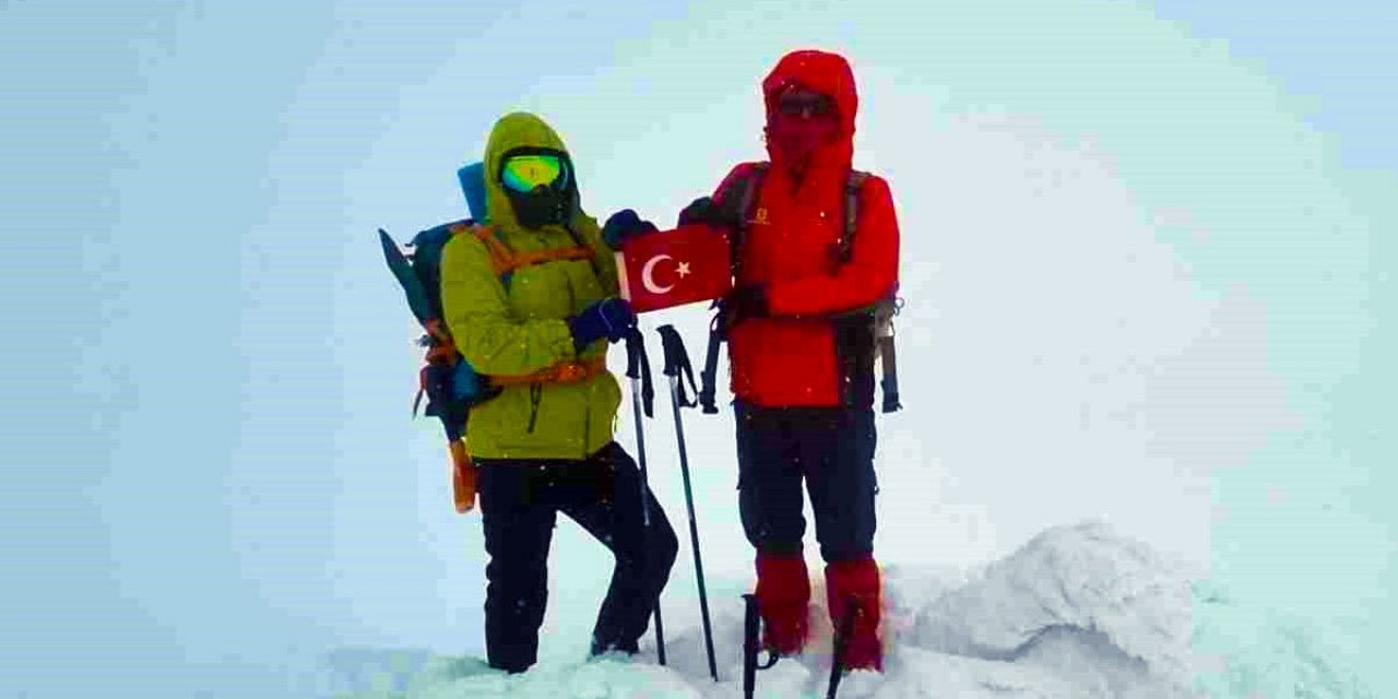 Kırşehir'de Dağcılar Ağrı'da Bulunan Bubi Dağı'na Zirve Tırmanışı Gerçekleştirdi