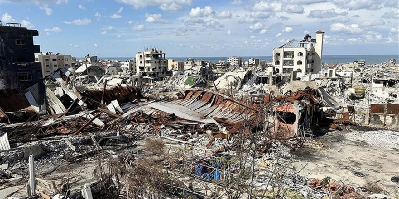 İsrail Ordusu Gazze'nin Güney ve Kuzeyinde Geniş Çaplı Yıkımlar Gerçekleştiriyor