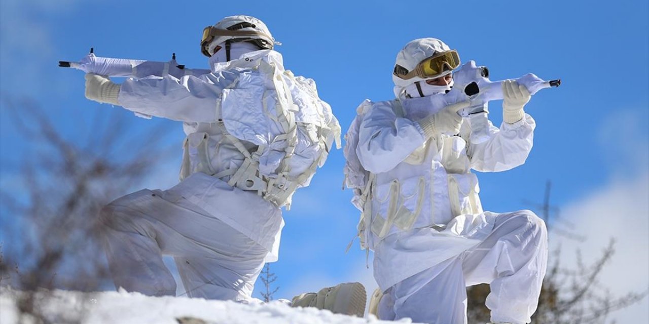 Jandarma Komandolardan Kış Tatbikatı