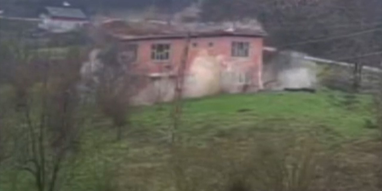 Kastamonu'da Heyelan Riski Nedeniyle Boşaltılan 2 Katlı Bina Kendiliğinden Yıkıldı