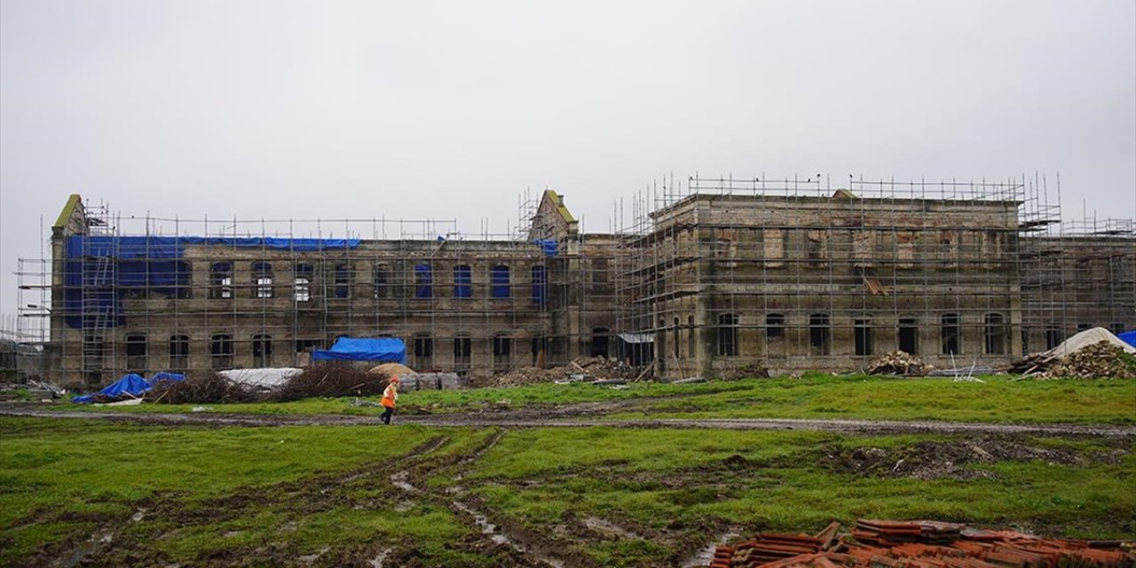 Askeri Kışla ve Cezaevi Olarak Kullanılan İki Asırlık Tarihi Yapıda Restorasyon Sürüyor