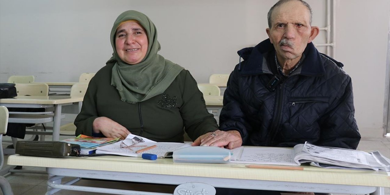 Amasya'da 30 Yıllık Evli Çift Birlikte Okuma Yazma Öğreniyor