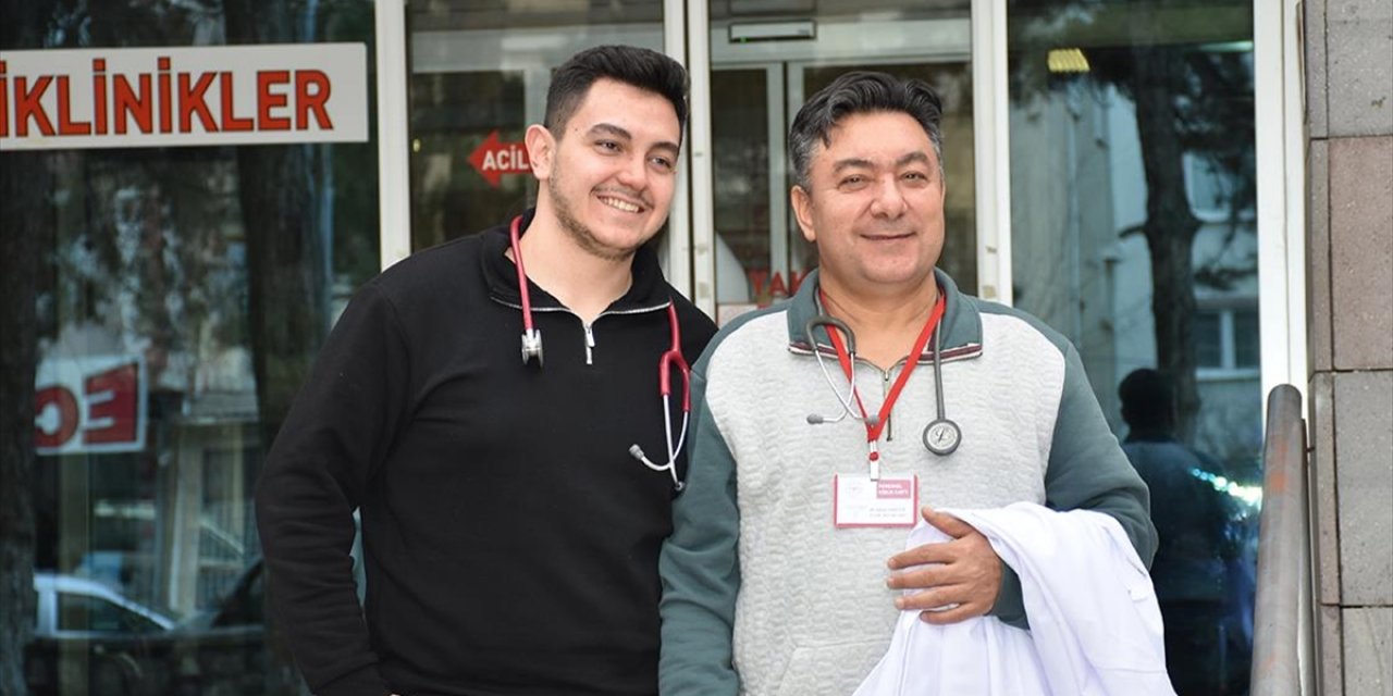 Aynı Okuldan Mezun Olan Baba-Oğul, Afyonkarahisar'da Aynı İlçede Doktor Olarak Görev Yapıyor