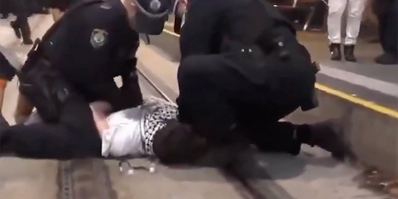 Avustralya'da Filistin Destekçisi Protestocu, Polis Tarafından Yerde Defalarca Yumruklandı