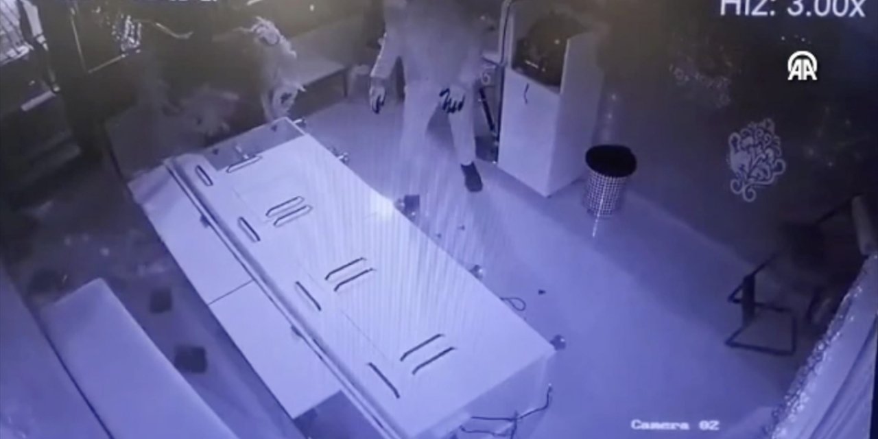 Kayseri'de Forkliftle Kepenk ve Camlarını Kırdığı Kuyumcudan Altın Çalıp Eşekle Kaçan Zanlı Tutuklandı