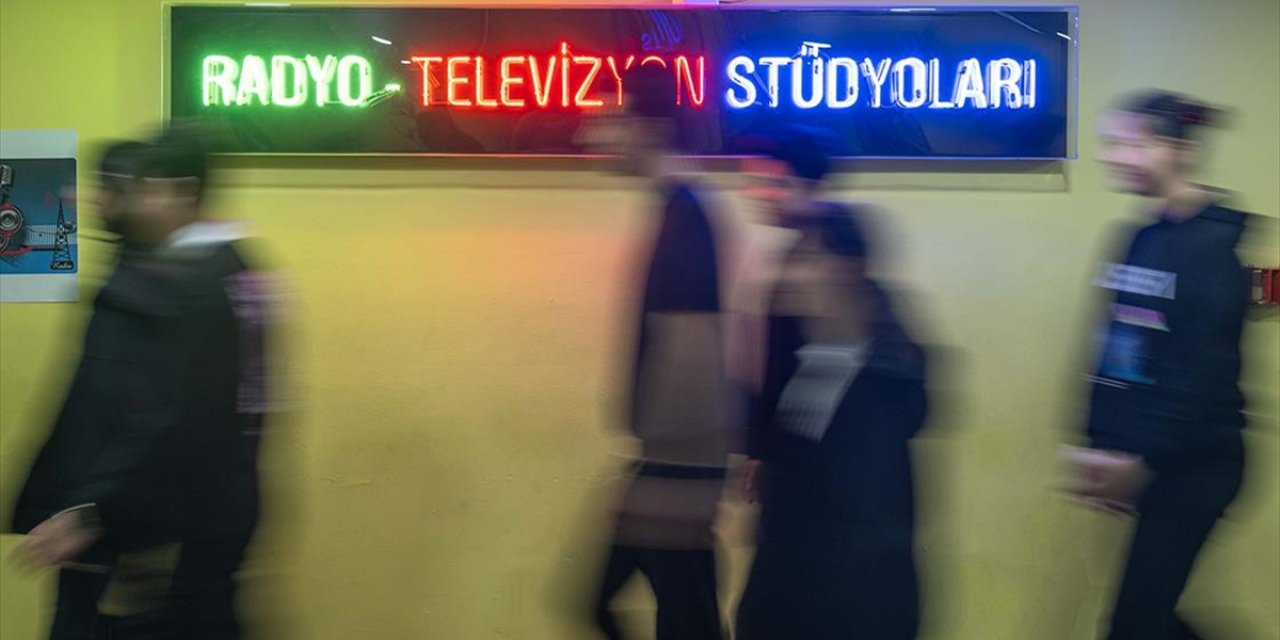 Meslek Liseli Öğrenciler "Haberimiz Olsun" Projesiyle Stüdyoda Haber Sunarak Mesleki Becerilerini Geliştiriyor