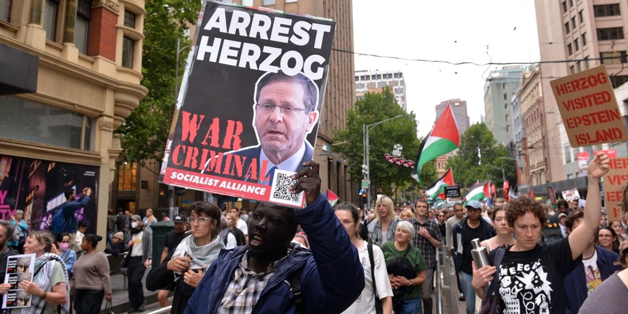 Avustralya'da Yüzlerce Kişi, Parlamento Binası Önünde Herzog'un Ziyaretini Protesto Etti