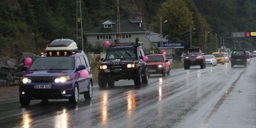 Meme Kanserine Dikkat Çekmek İçin Pembe Balonlarla Süsledikleri Araçlarıyla Konvoy Oluşturdu