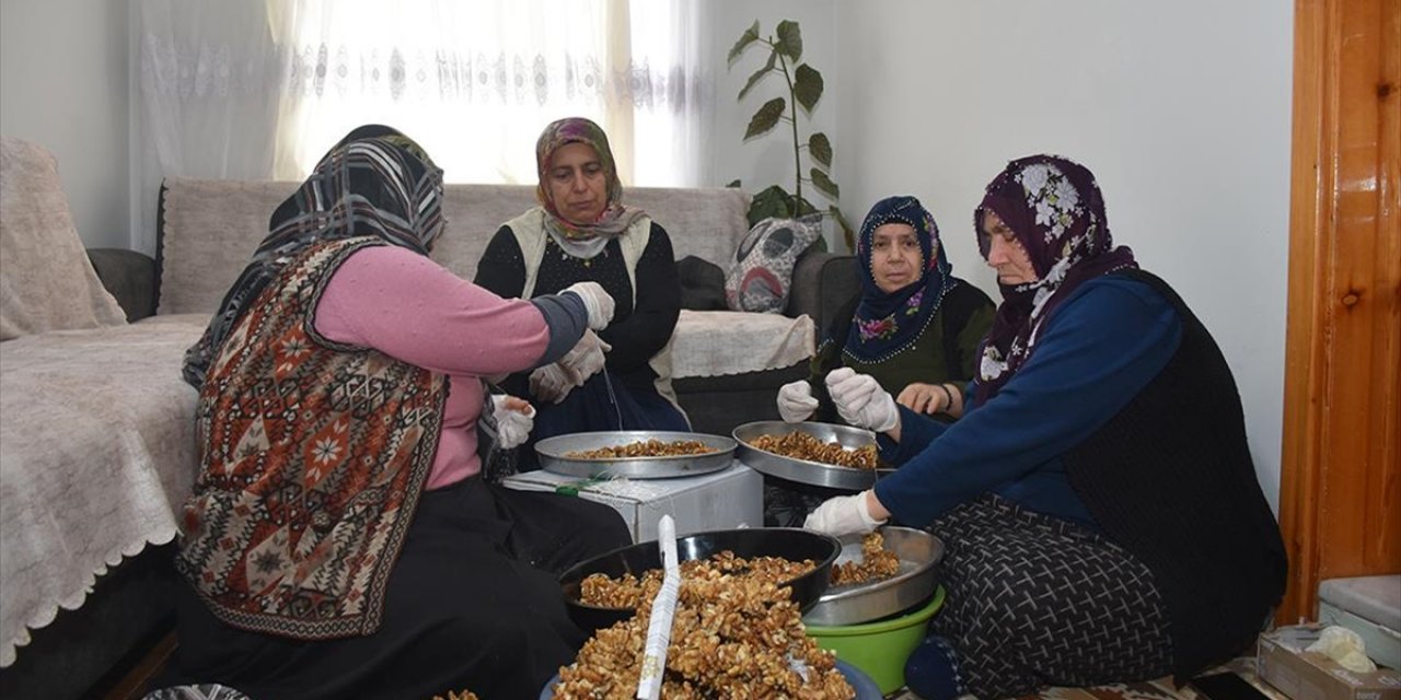 Kadınlar İpe Ceviz Dizerek Hem Ev Ekonomisine Katkı Sağlıyor Hem de Zamanlarını Değerlendiriyor