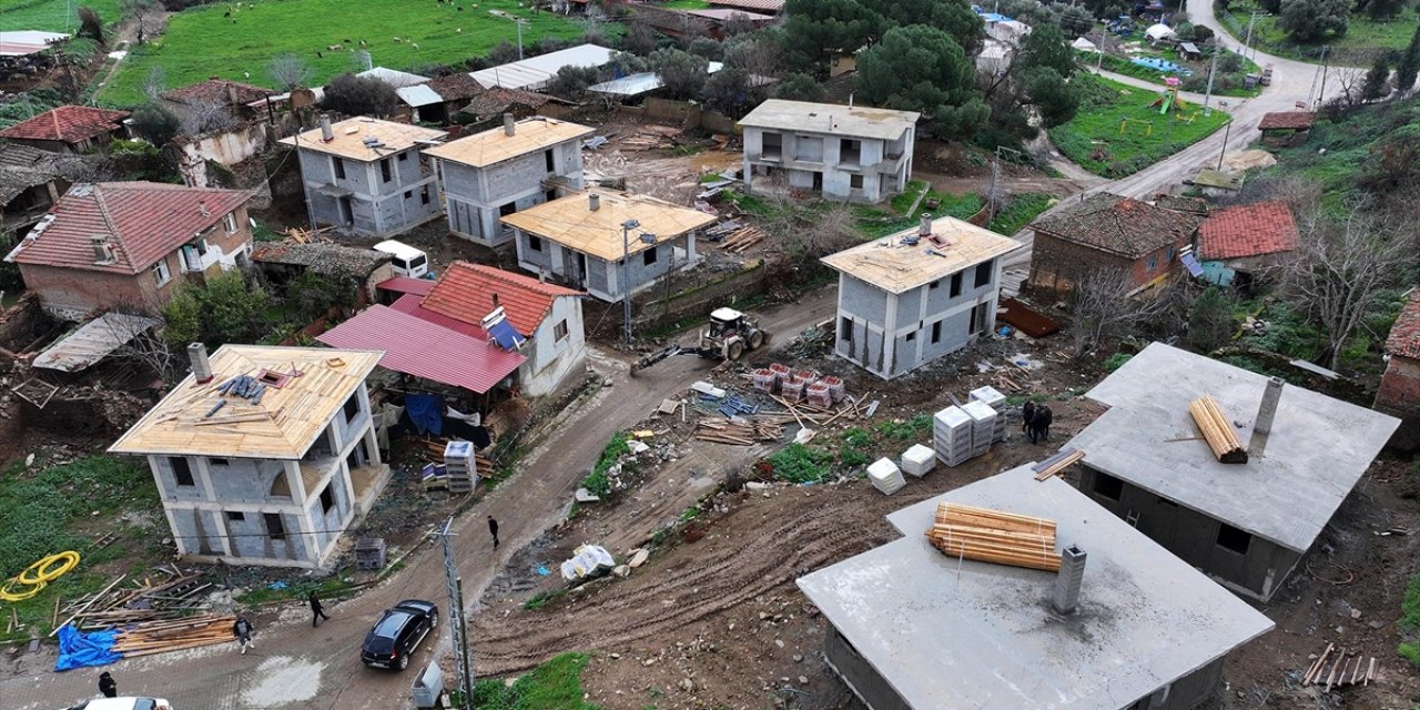 İzmir'de Orman Yangınında Zarar Gören Yapıların Yerine İnşa Edilen Konutlar Yükseliyor