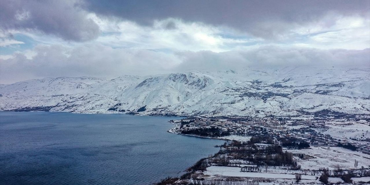 Çevresi Karla Kaplı Hazar Gölü Ziyaretçilerini Ağırlıyor