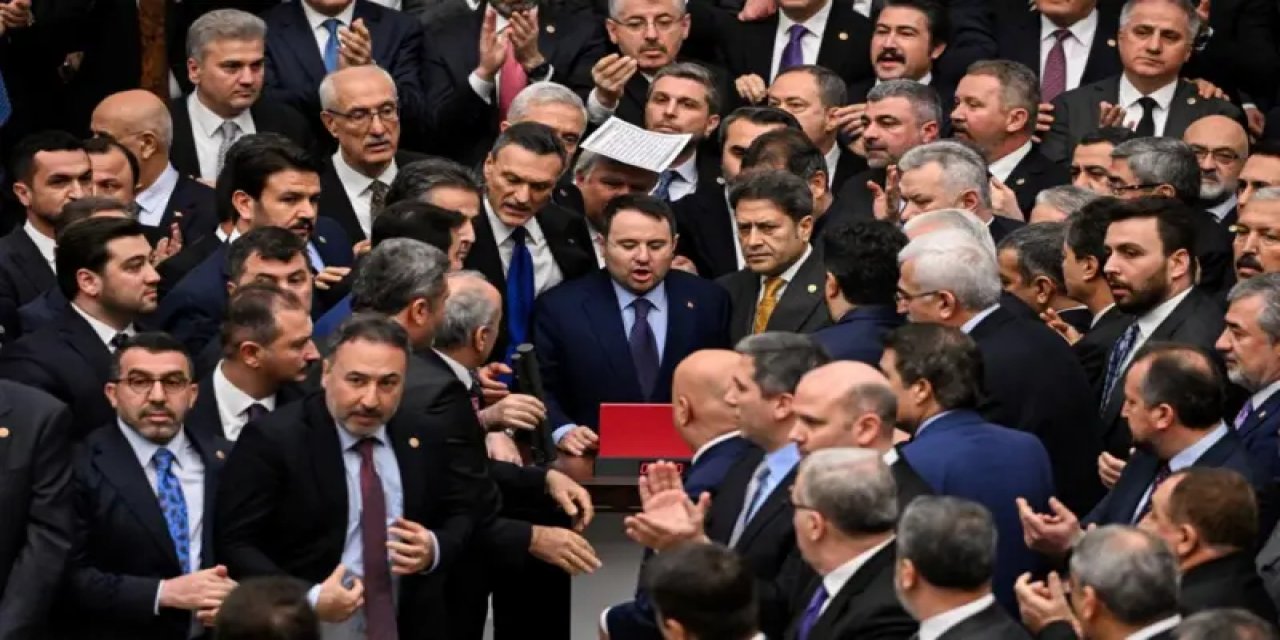Akın Gürlek Atamasına Tepki: CHP'liler Kürsüyü İşgal Etti, Yumruklu Kavga Çıktı