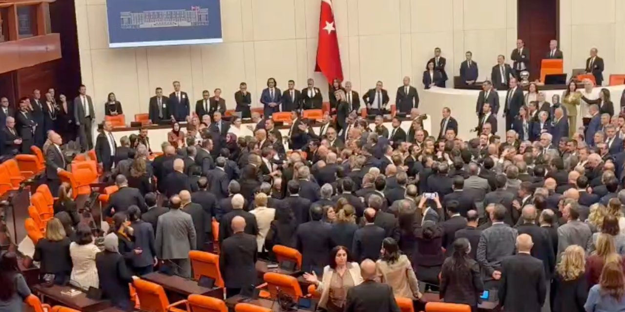 CHP'li Vekillerden Vandallık... Meclis'te Tekmeli Yumruklu Kavga Gazete Manşetlerinde!