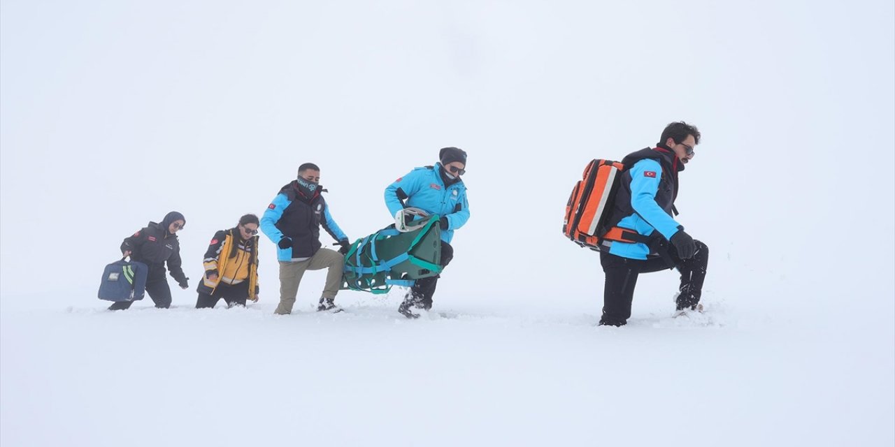 Hakkari'de Sağlıkçılar Zorlu Kış Şartlarında Hastaların İmdadına Yetişiyor