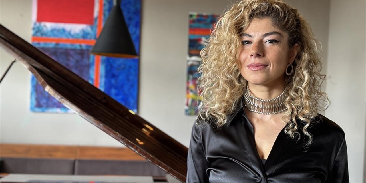 Müzisyen Esra Üçcan, Türk Kültürüne Ait Eserleri Dünyaya Tanıtıyor